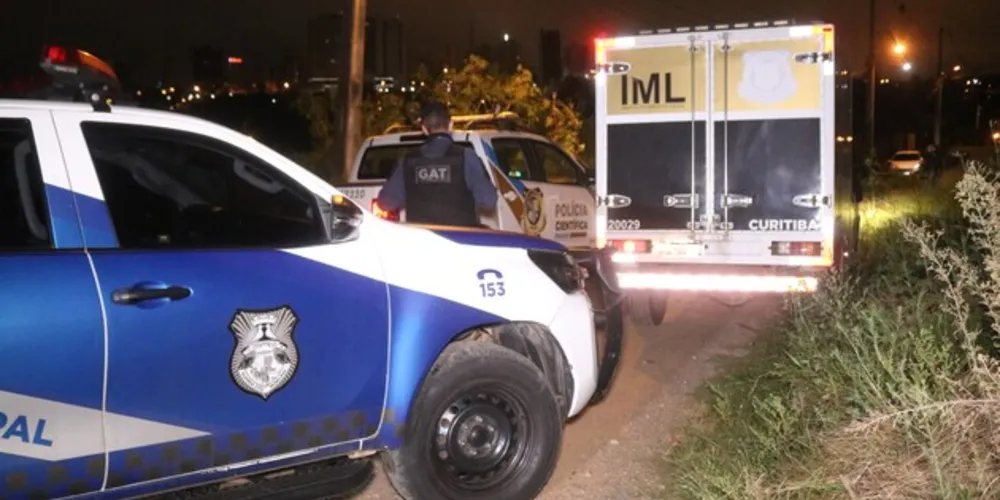 Forças de segurança, além de equipes de socorro, foram mobilizadas para o local do crime