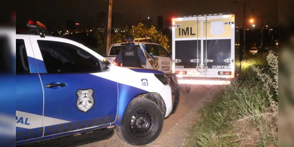 Forças de segurança, além de equipes de socorro, foram mobilizadas para o local do crime