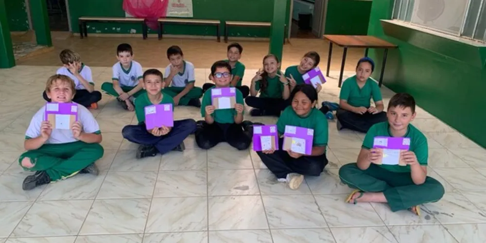 A turma estudou sobre a história da escola e confeccionou cartões para os funcionários e corpo docente.