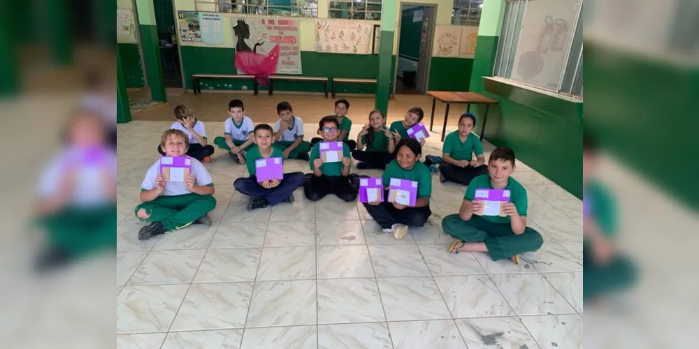 A turma estudou sobre a história da escola e confeccionou cartões para os funcionários e corpo docente.