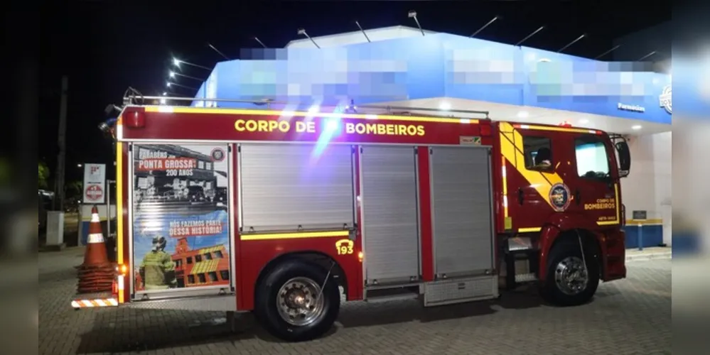 Curto-circuito em farmácia, no bairro de Oficinas, mobilizou o Corpo de Bombeiros na noite desta terça-feira (26)