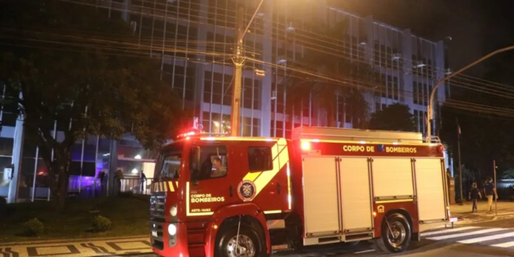 Fumaça foi detectada no prédio da Prefeitura de Ponta Grossa na noite desta terça-feira (26)