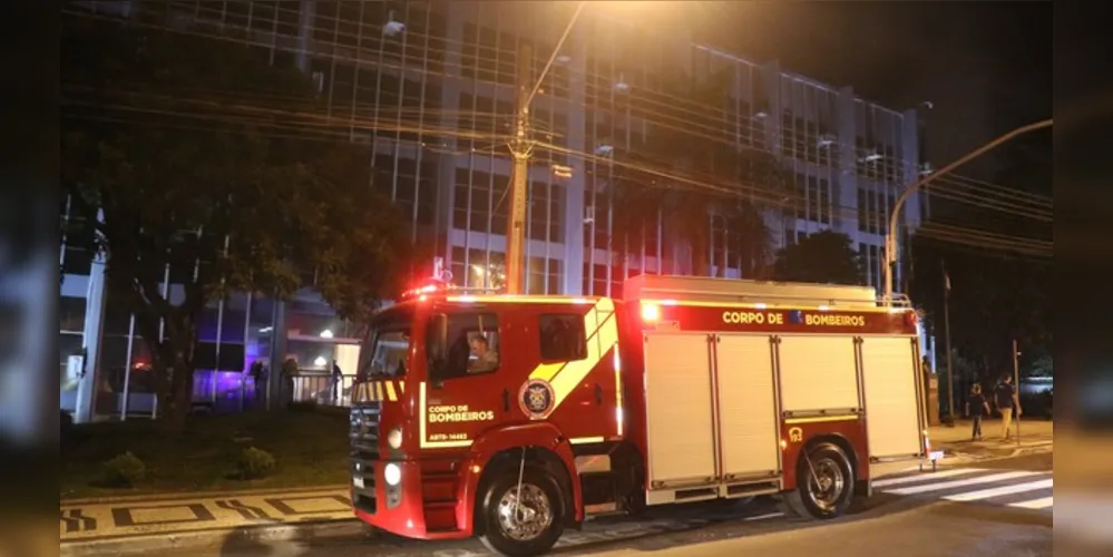 Fumaça foi detectada no prédio da Prefeitura de Ponta Grossa na noite desta terça-feira (26)