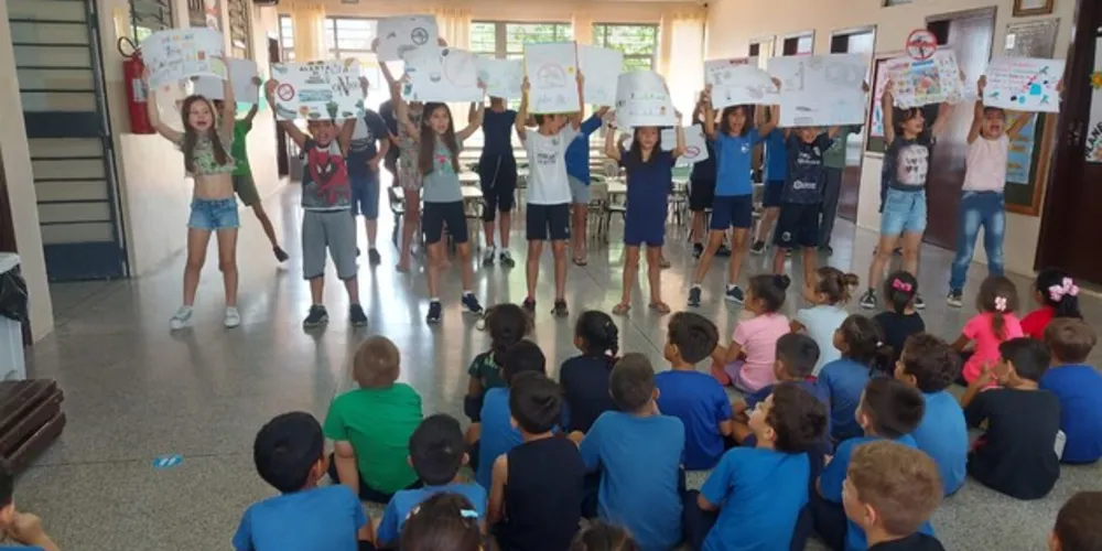 As apresentações tinham o intuito de transmitir informações sobre a dengue aos colegas e comunidade escolar.