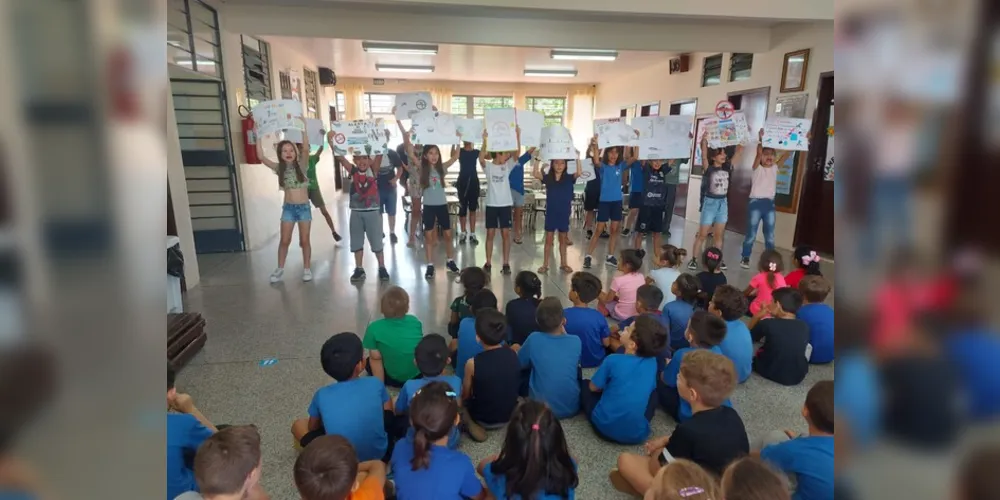 As apresentações tinham o intuito de transmitir informações sobre a dengue aos colegas e comunidade escolar.