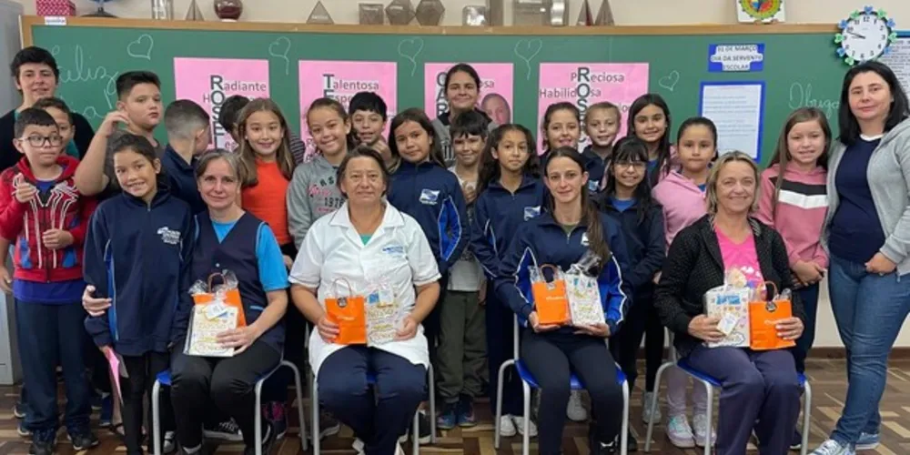 A turma preparou uma dinâmica especial para as "tias" da escola, declamando poesias e oferecendo um momento de carinho.