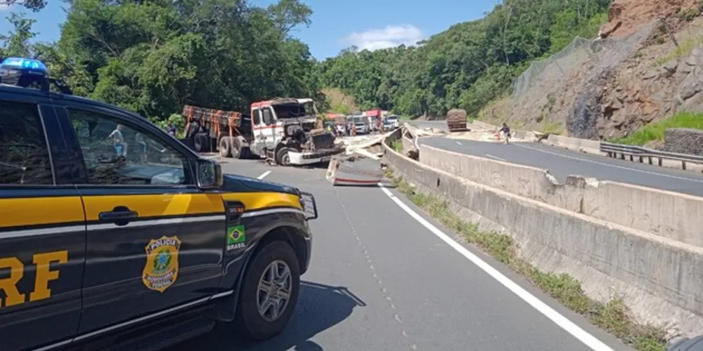 Equipes do Departamento de Estradas de Rodagem (DER) e da Polícia Rodoviária Federal (PRF) prestaram atendimento à ocorrência