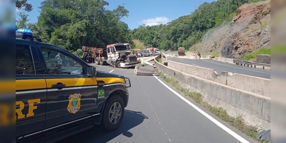 Equipes do Departamento de Estradas de Rodagem (DER) e da Polícia Rodoviária Federal (PRF) prestaram atendimento à ocorrência