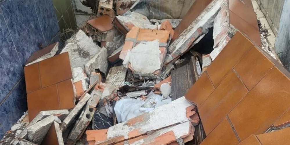 Túmulo desmoronou no Cemitério São Sebastião