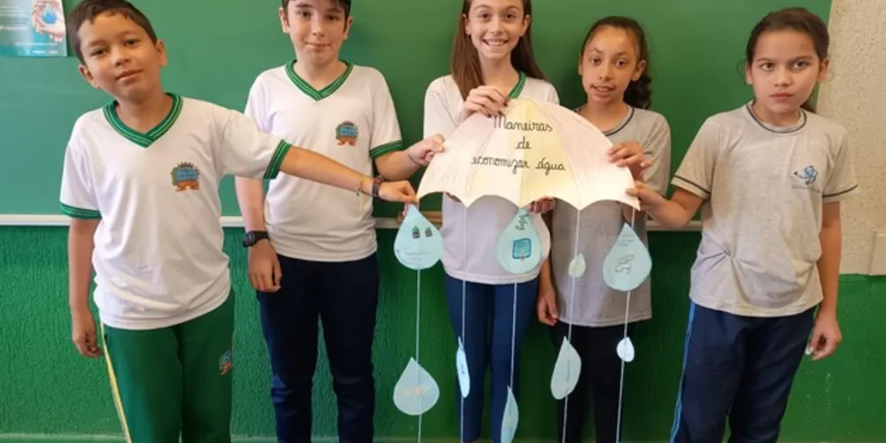 Uma das principais dinâmicas feitas pelos alunos envolveu a confecção de cartazes especiais, sobre a utilização da água no dia a dia e como economizá-la.