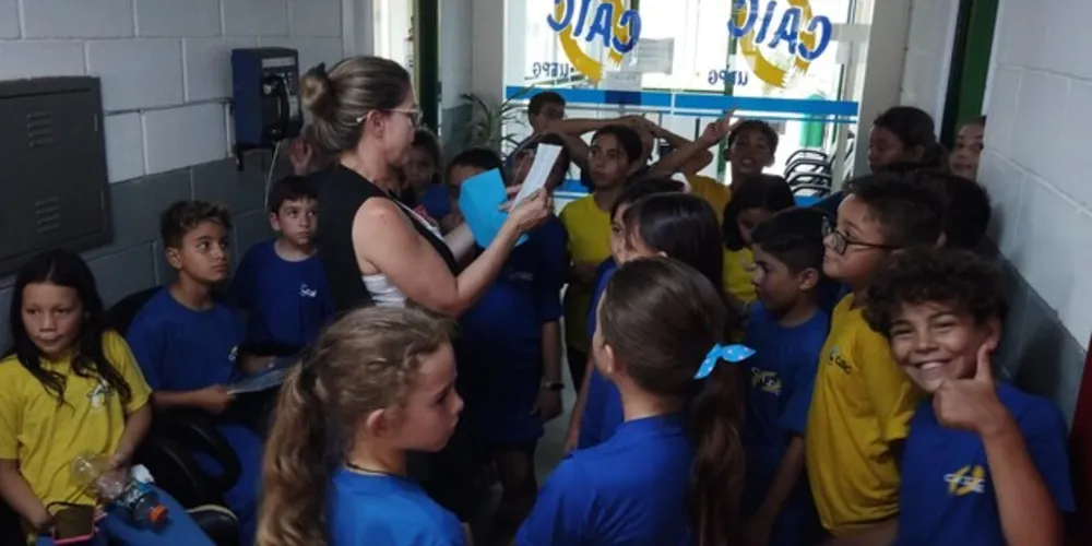 Os alunos confeccionaram e entregaram cartas incentivando a conscientização sobre a dengue para as demais turmas da instituição.