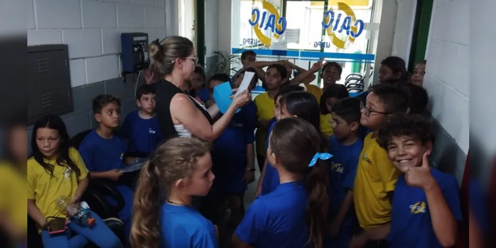 Os alunos confeccionaram e entregaram cartas incentivando a conscientização sobre a dengue para as demais turmas da instituição.