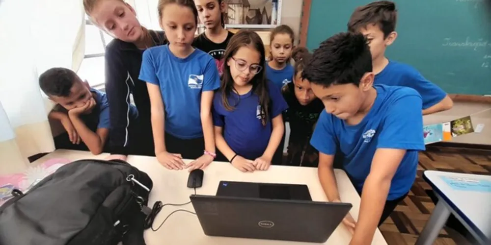 Fazendo uso das mídias digitais e físicas, os alunos puderam obter conhecimento de diferentes formas.