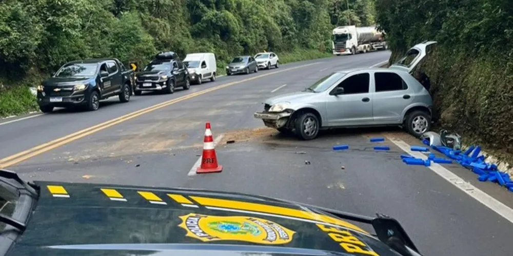 Parte da droga se espalhou pela rodovia após uma colisão