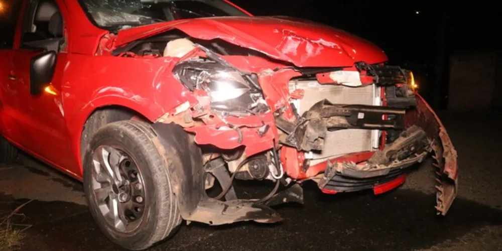 Dianteira do Gol colidiu com o táxi que seguia pela rua Alves Maciel