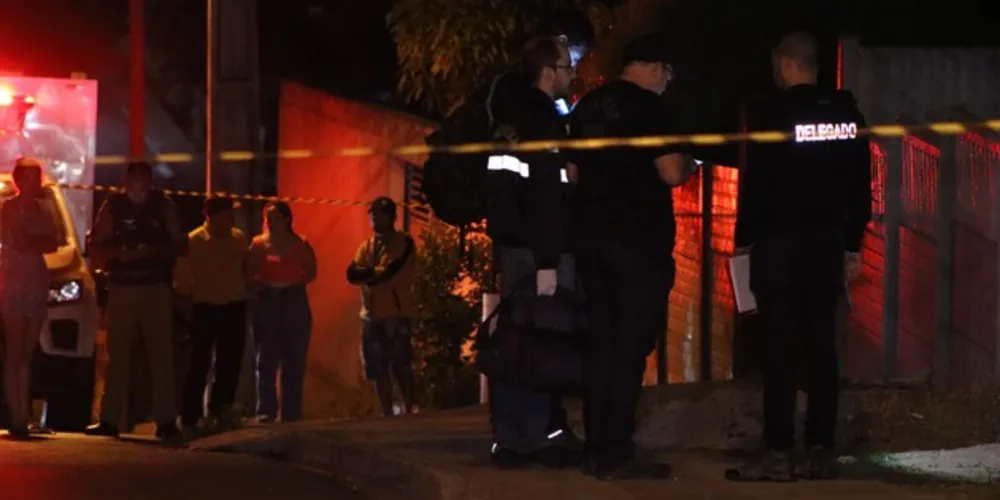 Equipes policiais realizaram perícia no local do crime