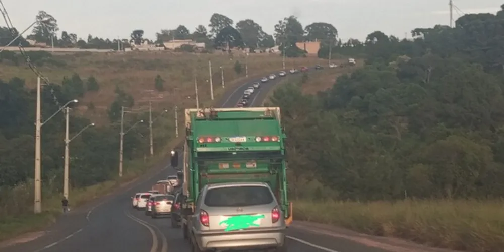 O congestionamento acontece a partir da entrada e saída dos bairros, na rua Arichernes Carlos Gobbo, seguindo pela Estrada Municipal Sebastião Bastos até o Contorno Leste