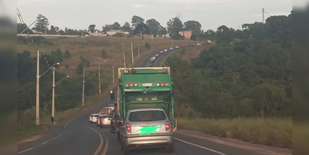 O congestionamento acontece a partir da entrada e saída dos bairros, na rua Arichernes Carlos Gobbo, seguindo pela Estrada Municipal Sebastião Bastos até o Contorno Leste