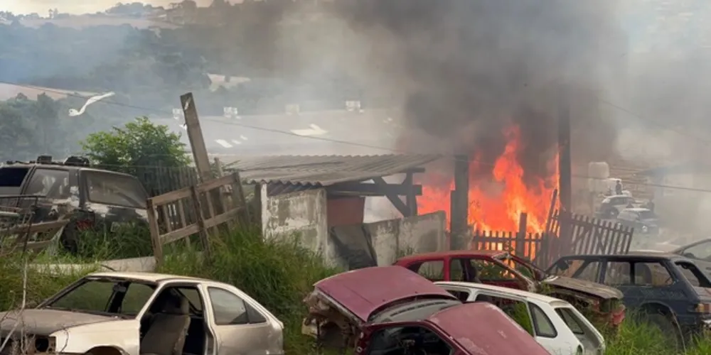 Fogo teria começado na vegetação, nos fundos do local, e se alastrou rapidamente