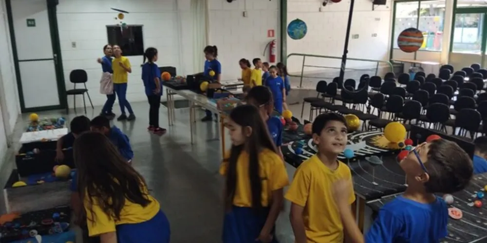 Após confeccionarem seus materiais, a turma organizou uma exposição das maquetes para a escola.