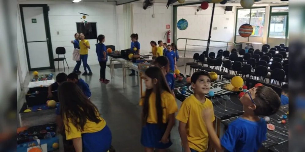 Após confeccionarem seus materiais, a turma organizou uma exposição das maquetes para a escola.