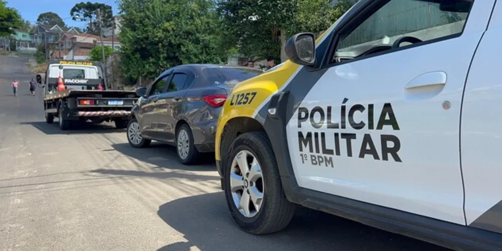 O carro foi encontrado na rua Bento do Amaral
