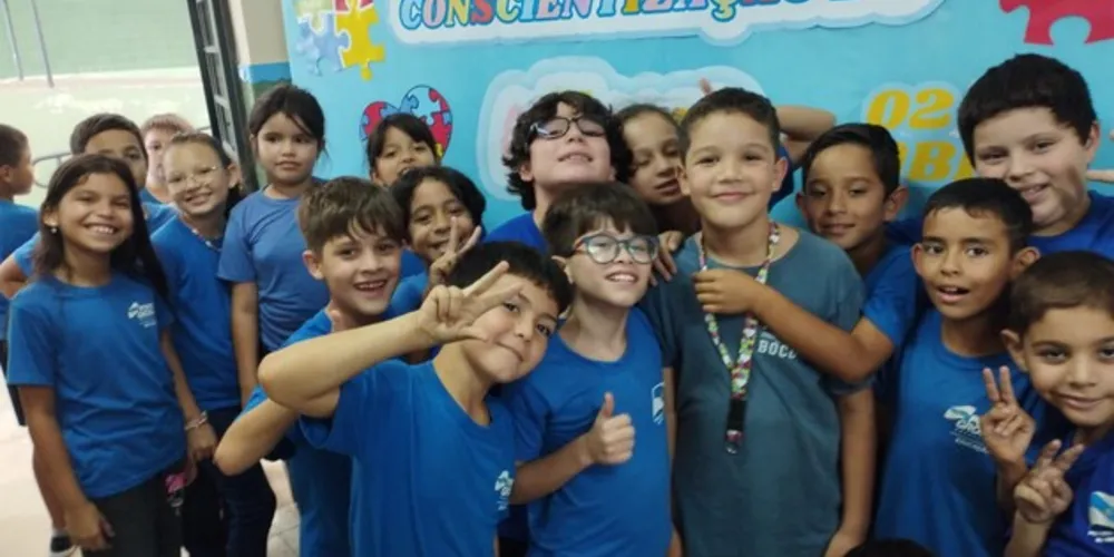 Por conviver com um colega portador do espectro, a turma já trabalha e dialoga com a temática há algum tempo, tornando as dinâmicas sobre o assunto algo leve e rotineiro entre os alunos.