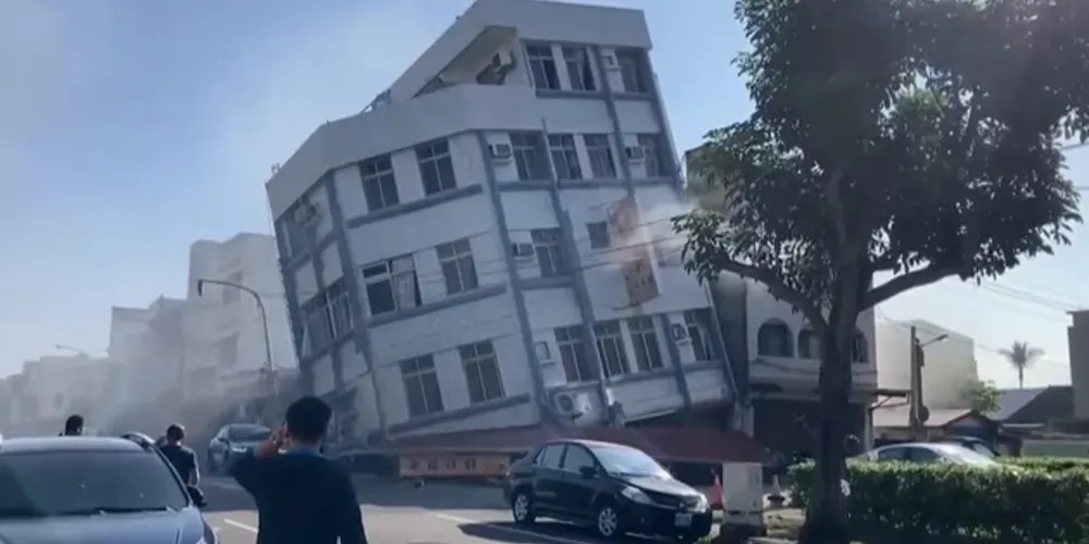 Prédio tombou após terremoto em Taiwan