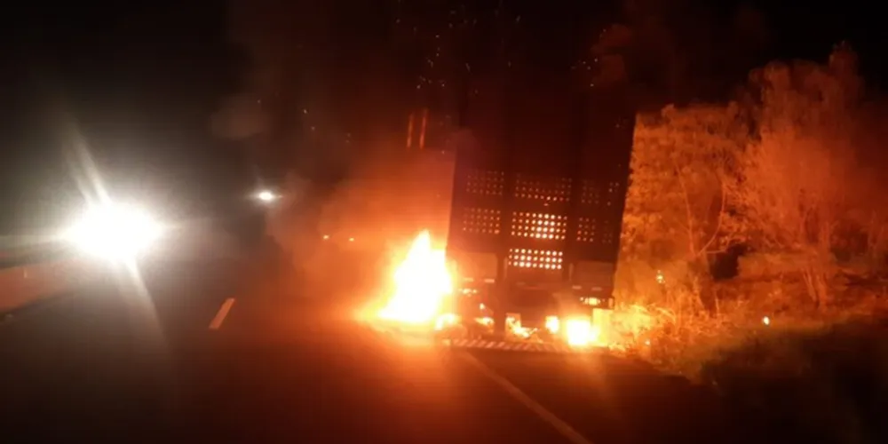 Uma das faixas foi isolada para o controle das chamas e a pista foi totalmente liberada às 21h50