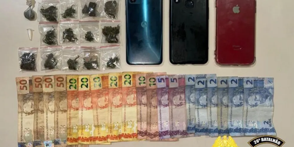 O homem foi preso e encaminhado à Delegacia de Polícia Civil juntamente das drogas, os celulares e o dinheiro