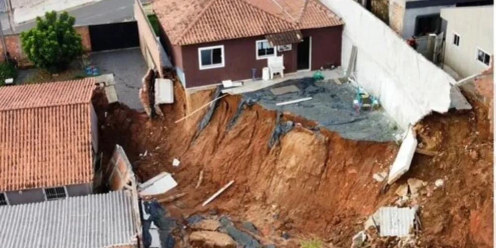 Seis casas do residencial foram afetadas com o deslizamento