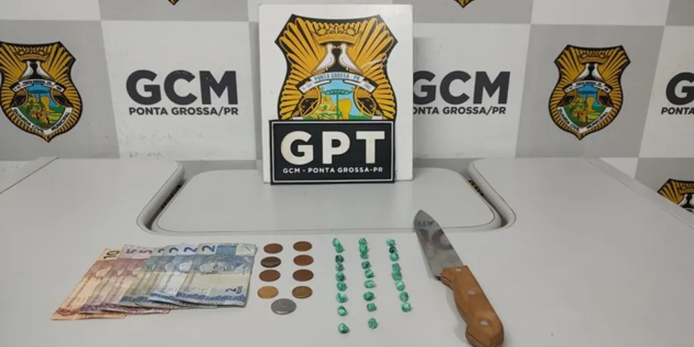 O suspeito portava 26 pedras de substância análoga ao crack, R$ 29 em espécie e uma faca