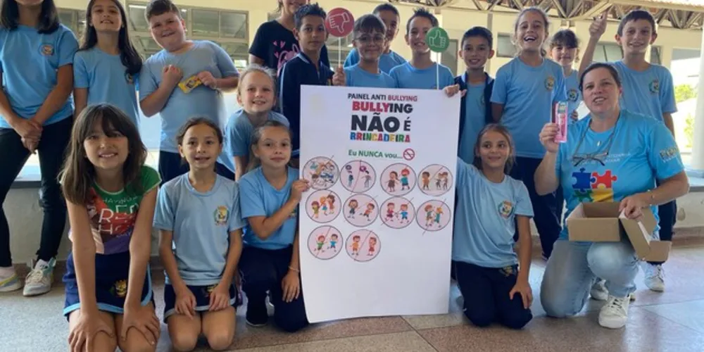 A turma participou de palestras e confeccionou cartazes e textos de conscientização sobre o combate ao bullying.