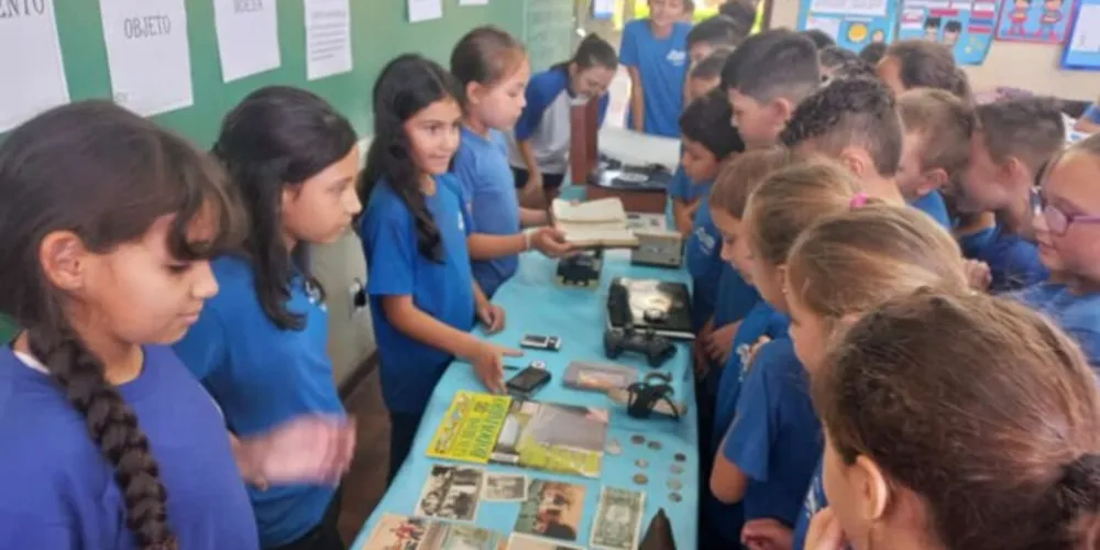 Após uma série de estudos e atividades, a turma organizou uma exposição de objetos e fontes históricas para as demais turmas da escola.