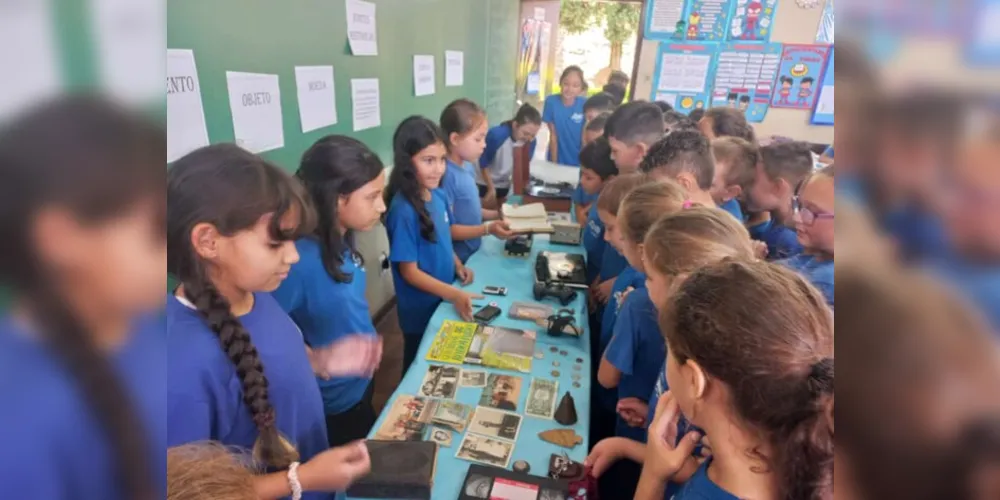 Após uma série de estudos e atividades, a turma organizou uma exposição de objetos e fontes históricas para as demais turmas da escola.