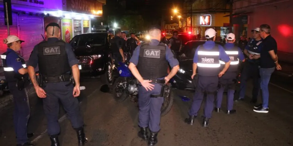 Perseguição terminou após o motociclista colidir com um carro