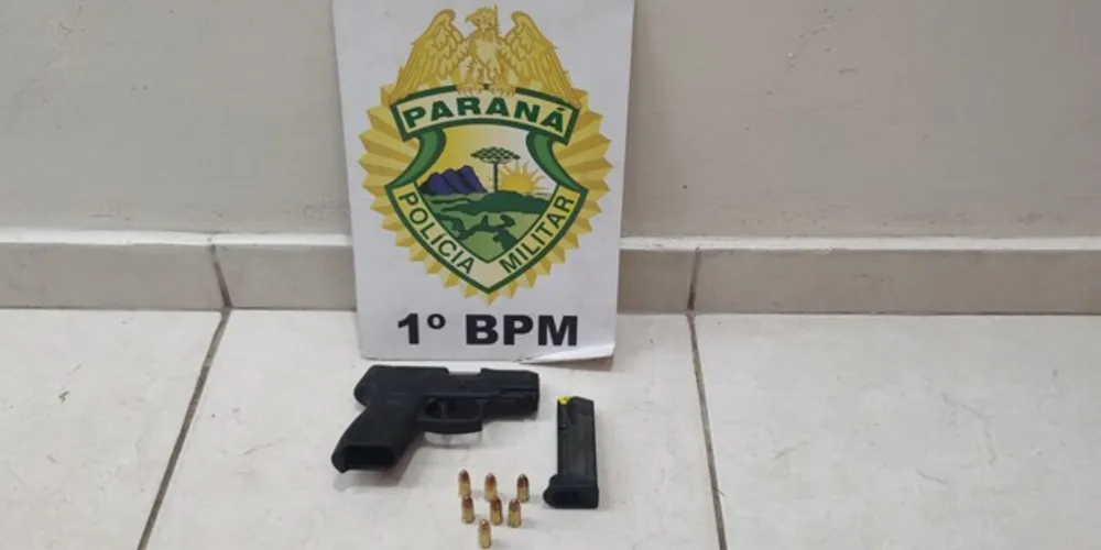 Arma foi encontrada no colsole da picape