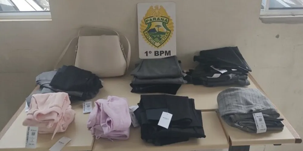 Diversas peças de roupa foram colocadas em uma sacola, na tentativa do furto