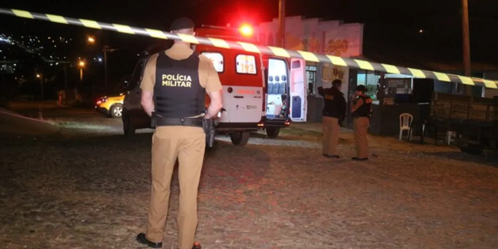 Na noite desse domingo (7), um homem foi baleado dentro de um bar na Vila Guaíra e morreu no local