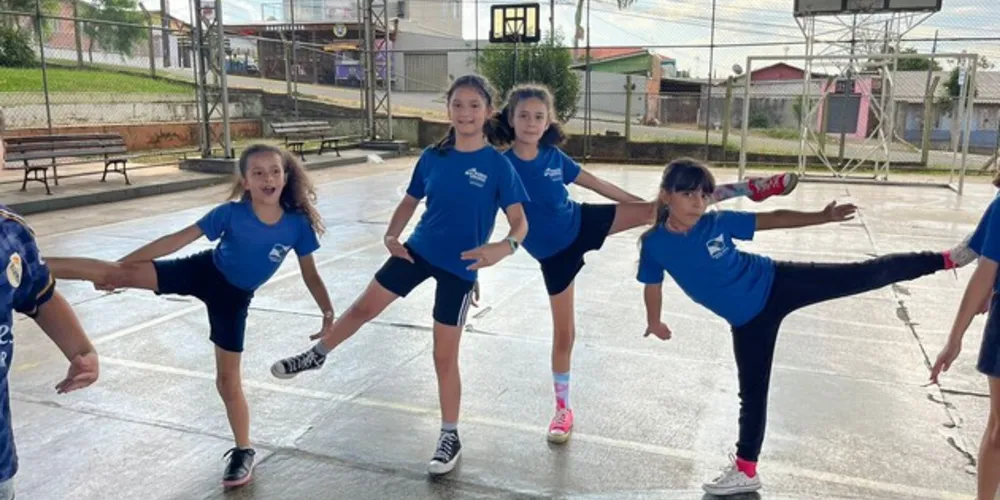 Além dos estudos teóricos, a turma realizou passos e pode perceber na prática como a dança pode ser uma atividade divertida