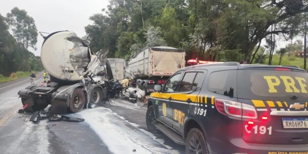 Um bitrem e uma carreta colidiram frontalmente no quilômetro 496 da BR-277