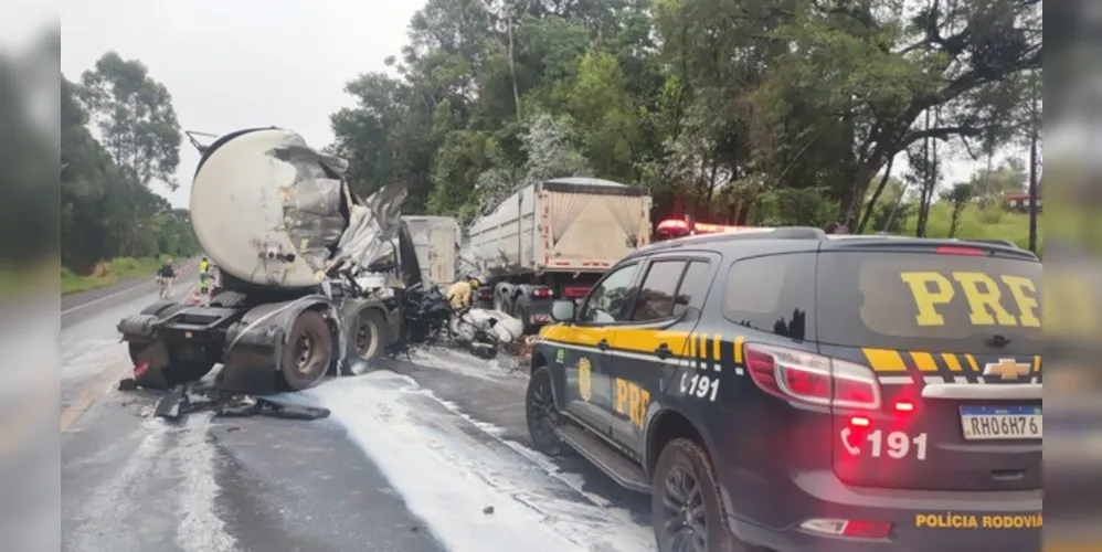 Um bitrem e uma carreta colidiram frontalmente no quilômetro 496 da BR-277