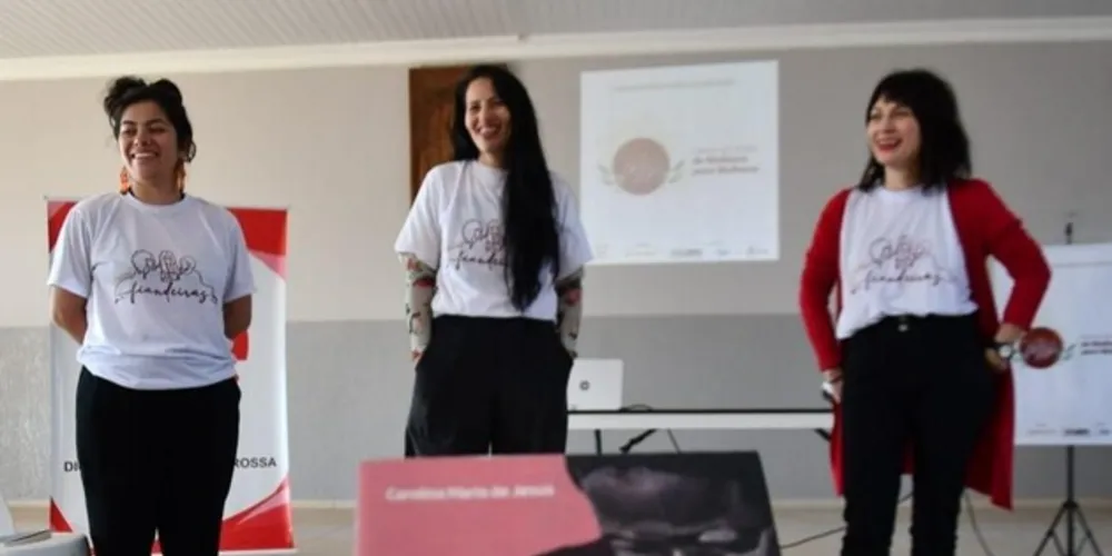 O público-alvo são todos os usuários do transporte público, incluindo crianças, jovens, adultos e idosos que circulam diariamente nos terminais