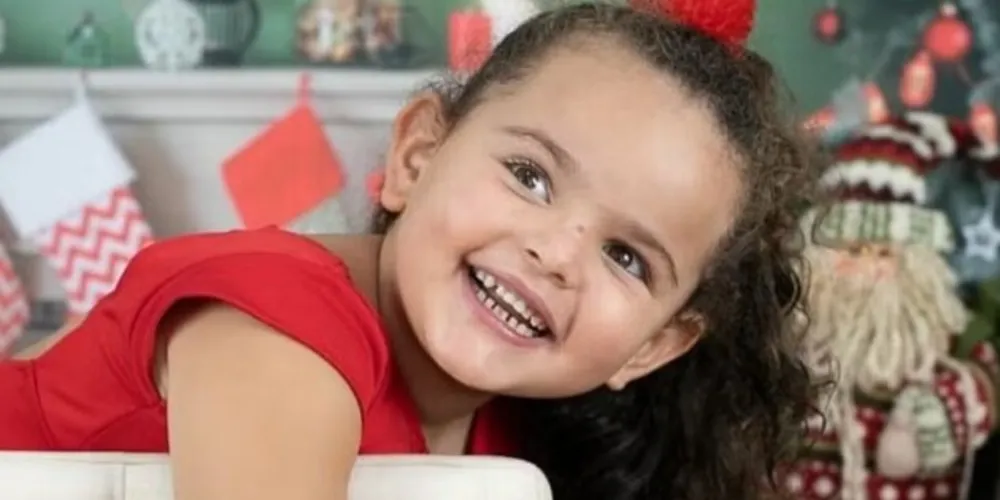 Melissa, que estava no banco de trás com o irmão mais novo, de três anos, foi atingida na cabeça