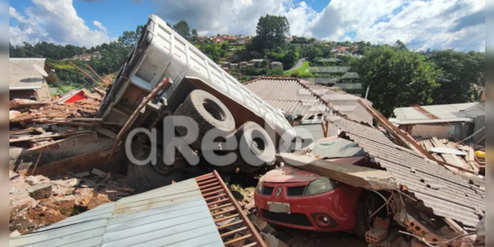 O motorista ficou encarcerado na cabine do caminhão e foi retirado pelos Bombeiros