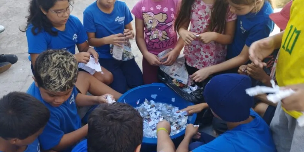 Com ações práticas, os alunos recolheram papéis utilizados por toda a escola e realizaram processos de reciclagem