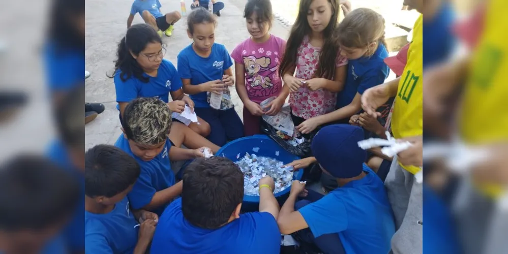 Com ações práticas, os alunos recolheram papéis utilizados por toda a escola e realizaram processos de reciclagem