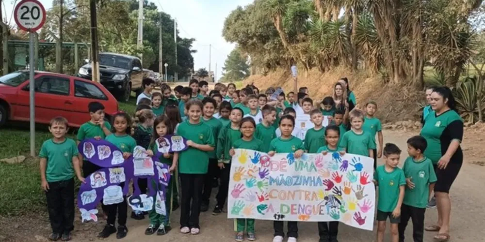 A passeata pelos arredores da escola foi apenas uma das ações de conscientização realizadas pelos alunos
