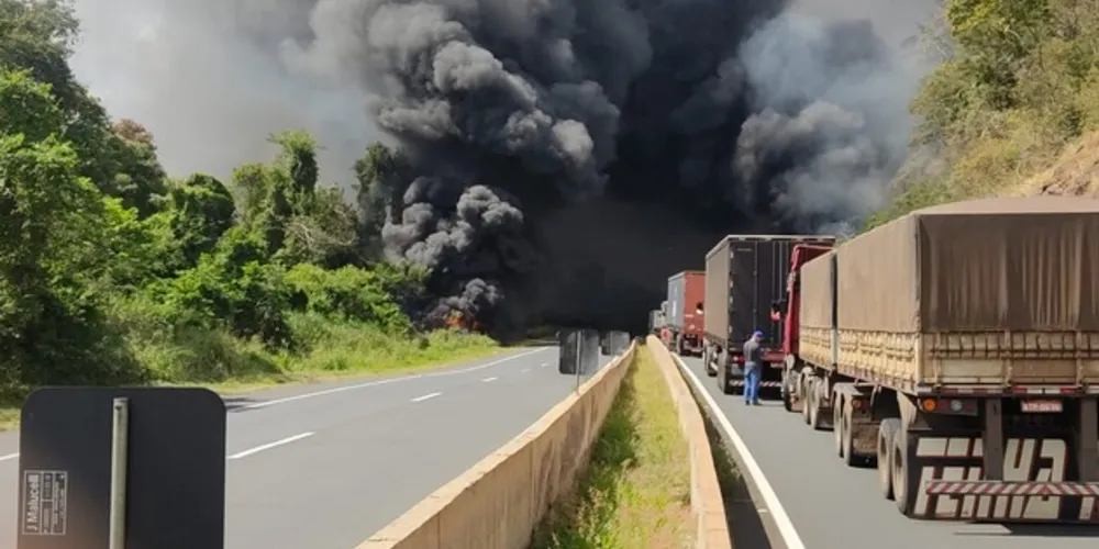 Vítimas estão presas nas ferragens