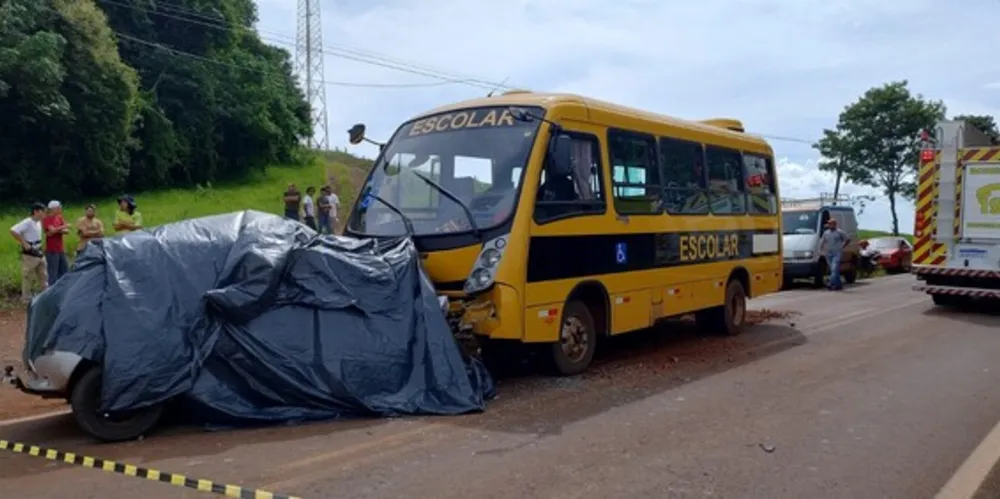 Veículos colidiram frontalmente